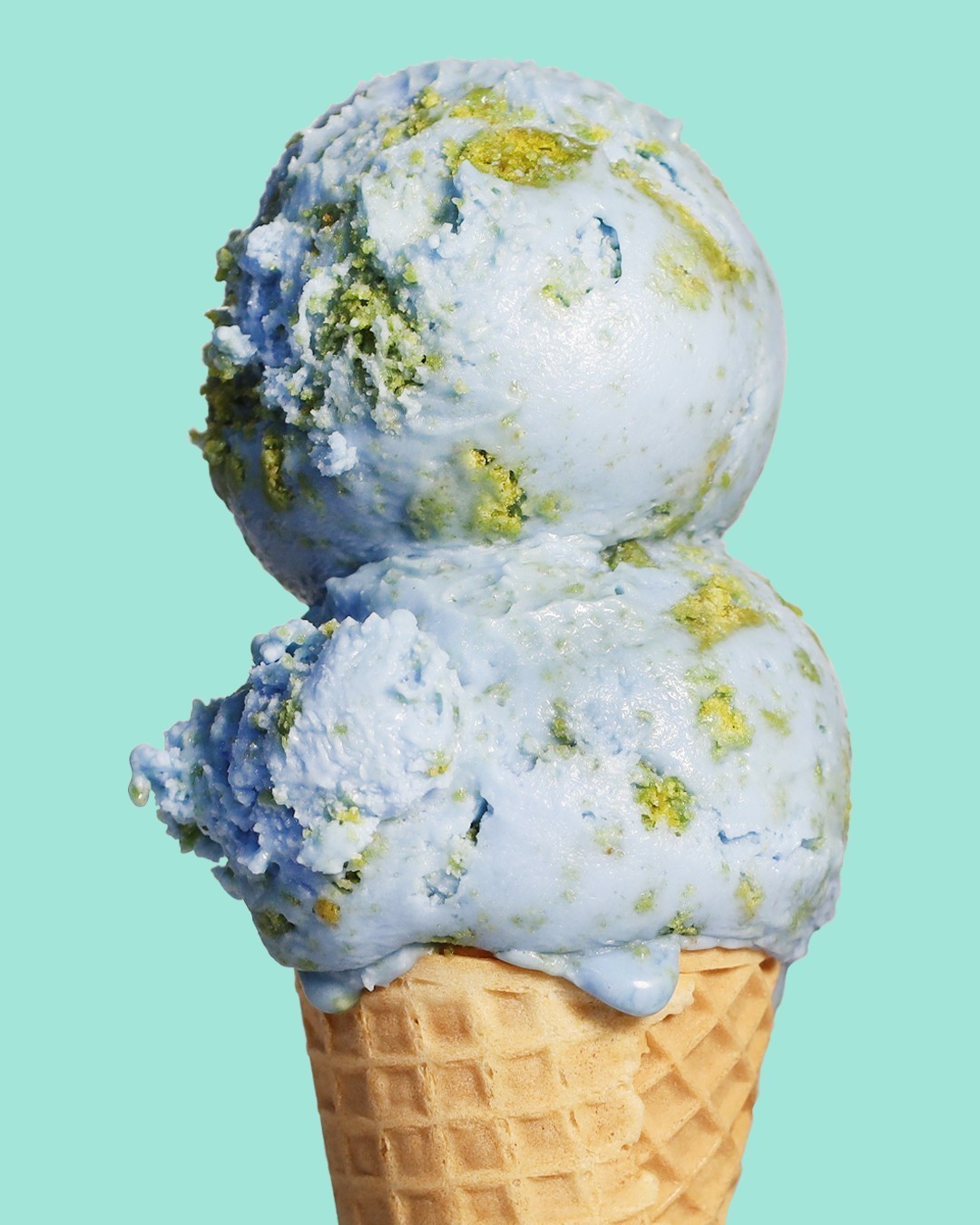 Plavi sladoled s zelenim mrvicama