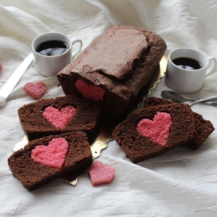Čokoladni kolač s ružičastim srcem